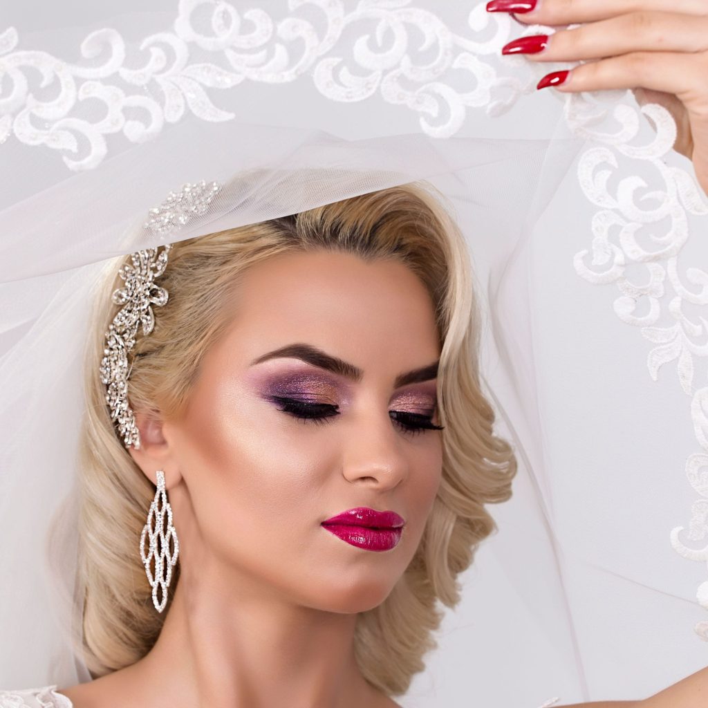 Detaliu de chip feminin in rochie de mireasa.