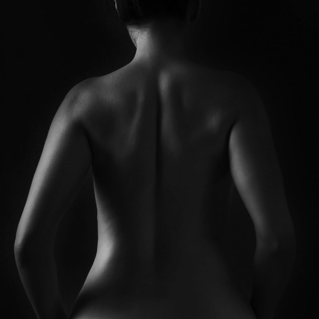 Silueta nud in contrast puternic alb-negru, studiu de lumina si umbra