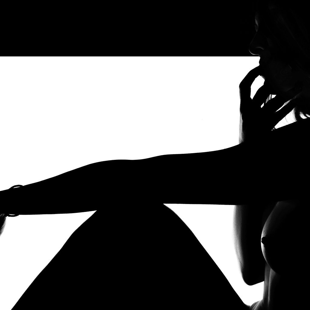 faceless model feminin fotografiat impotriva luminii pentru a pune in evidenta formele