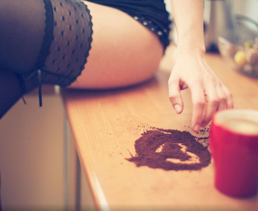 Compoziție minimalistă, sexy, detaliu de corp, cafea, masa de bucatarie dimineata