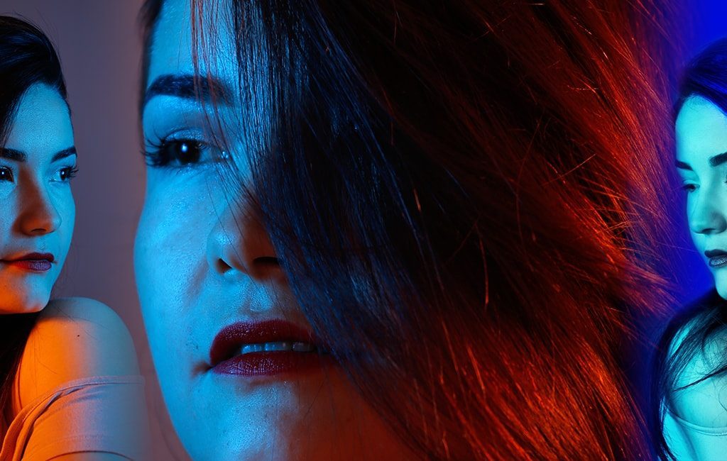 fotografie editata cu trei ipostaze a chipului unei femei la o sedinta foto de studio