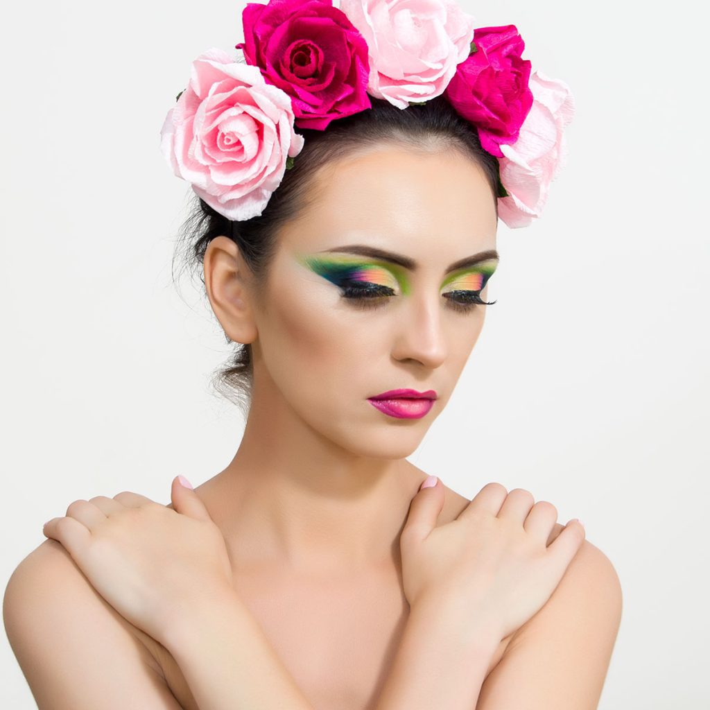 Fine art nude portret cu o femeie cu ochii inchisi, mainile in x pe umeri, purtand make-up si cununa de flori pe cap