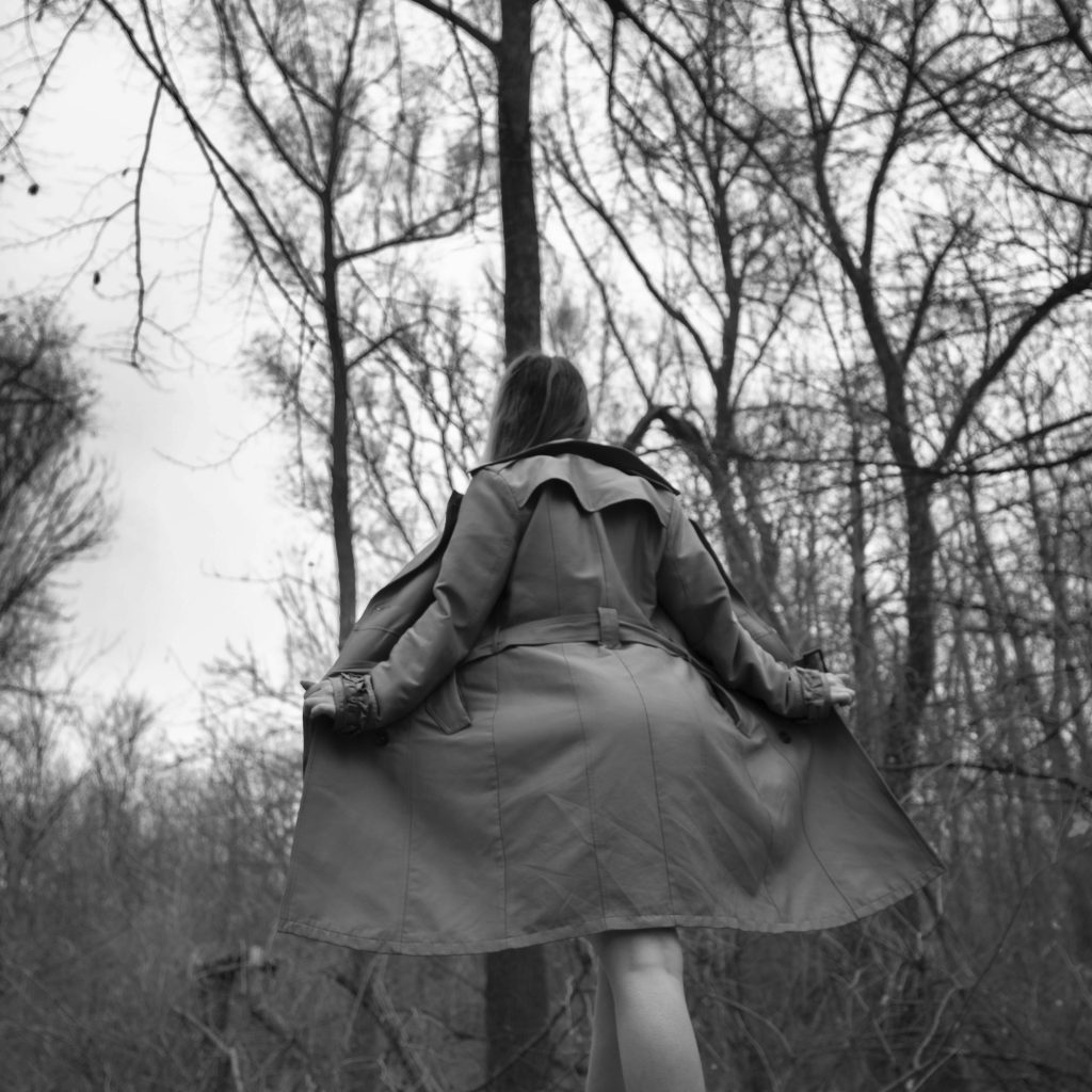 Fotografie fine art nude, model cu forme (curvy) in padure. Toamna, copaci goi, alb-negru