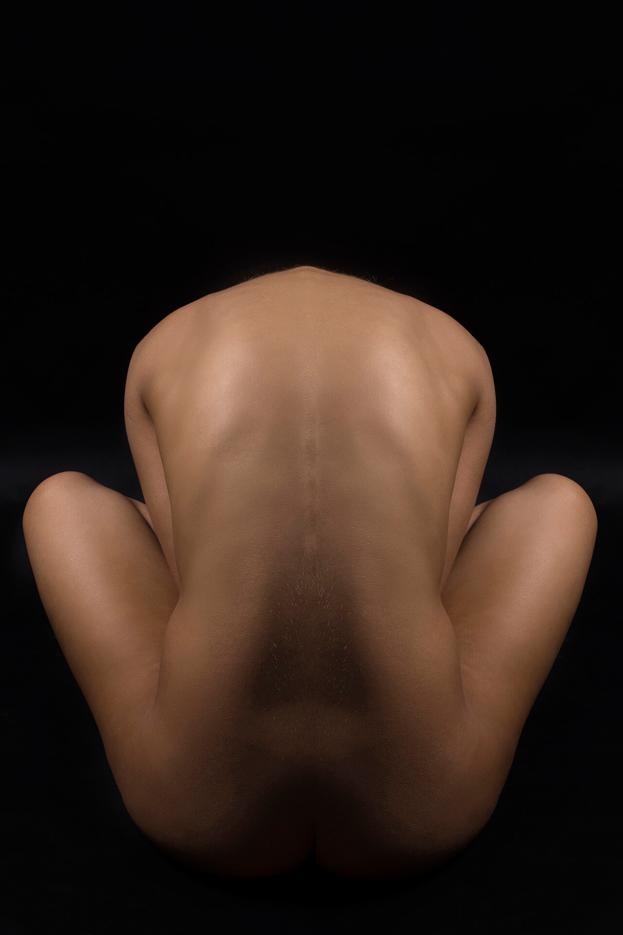 Compoziție minimalistă Fine Art Nude, accent pe formele naturale și estetica siluetei.