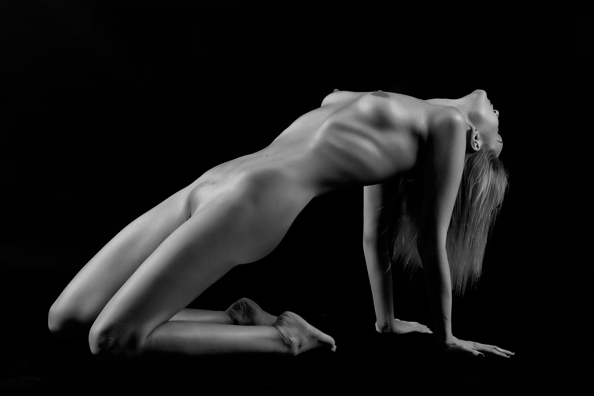 Perspectivă minimalistă asupra formei umane, accentuând liniile naturale și armonia compoziției.