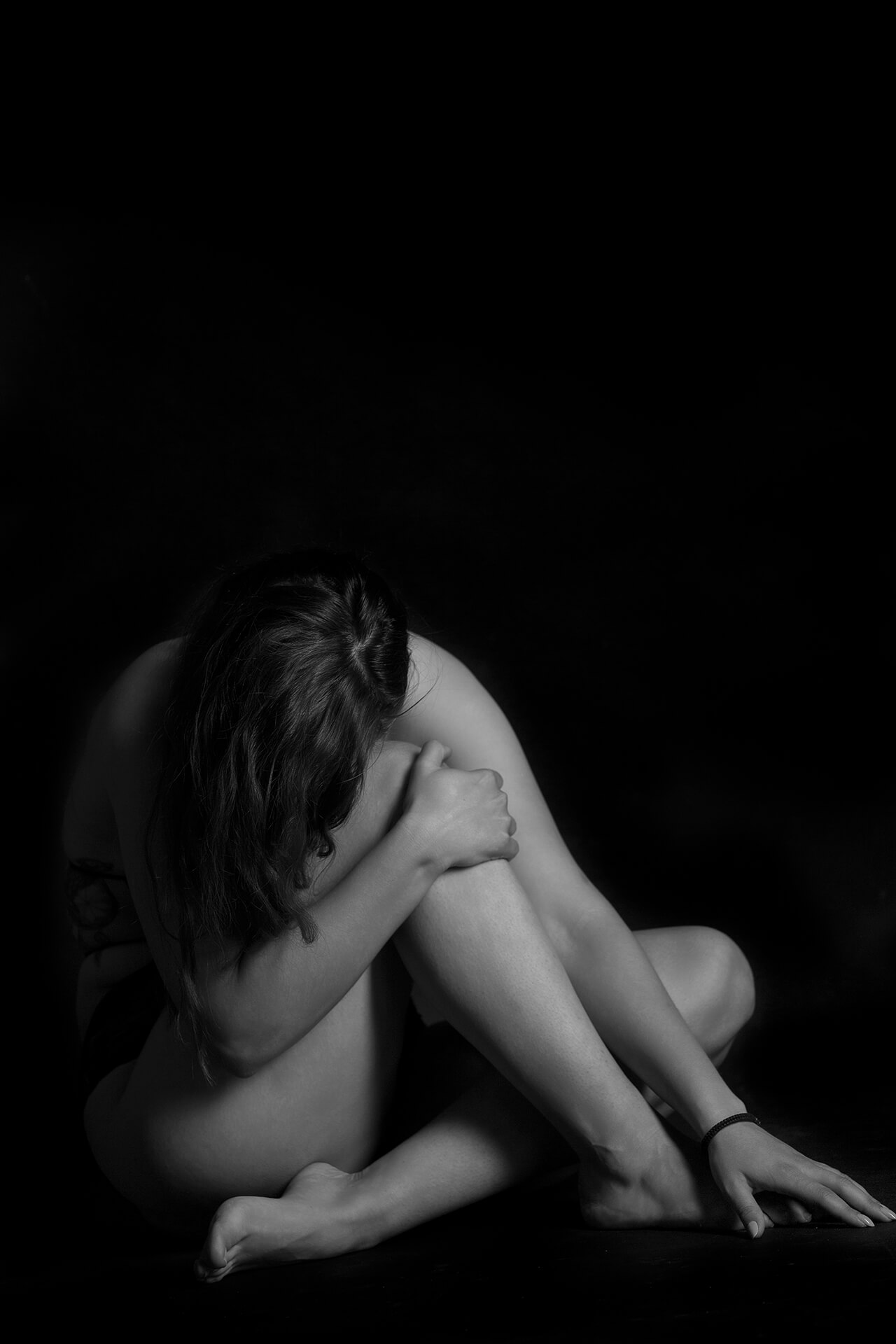 Fotografie artistică cu tonuri emoționale, postură de relaxare, stil studio.