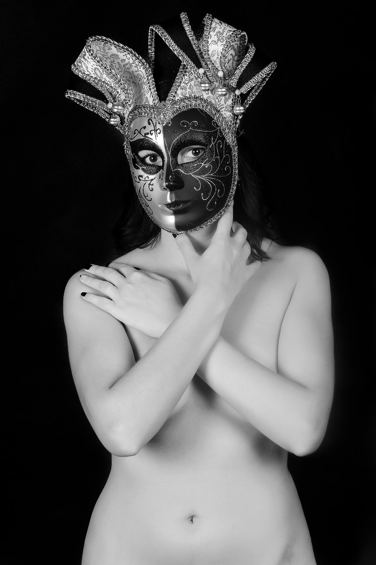 Portret artistic feminin purtând o mască venețiană, stil dramatic.