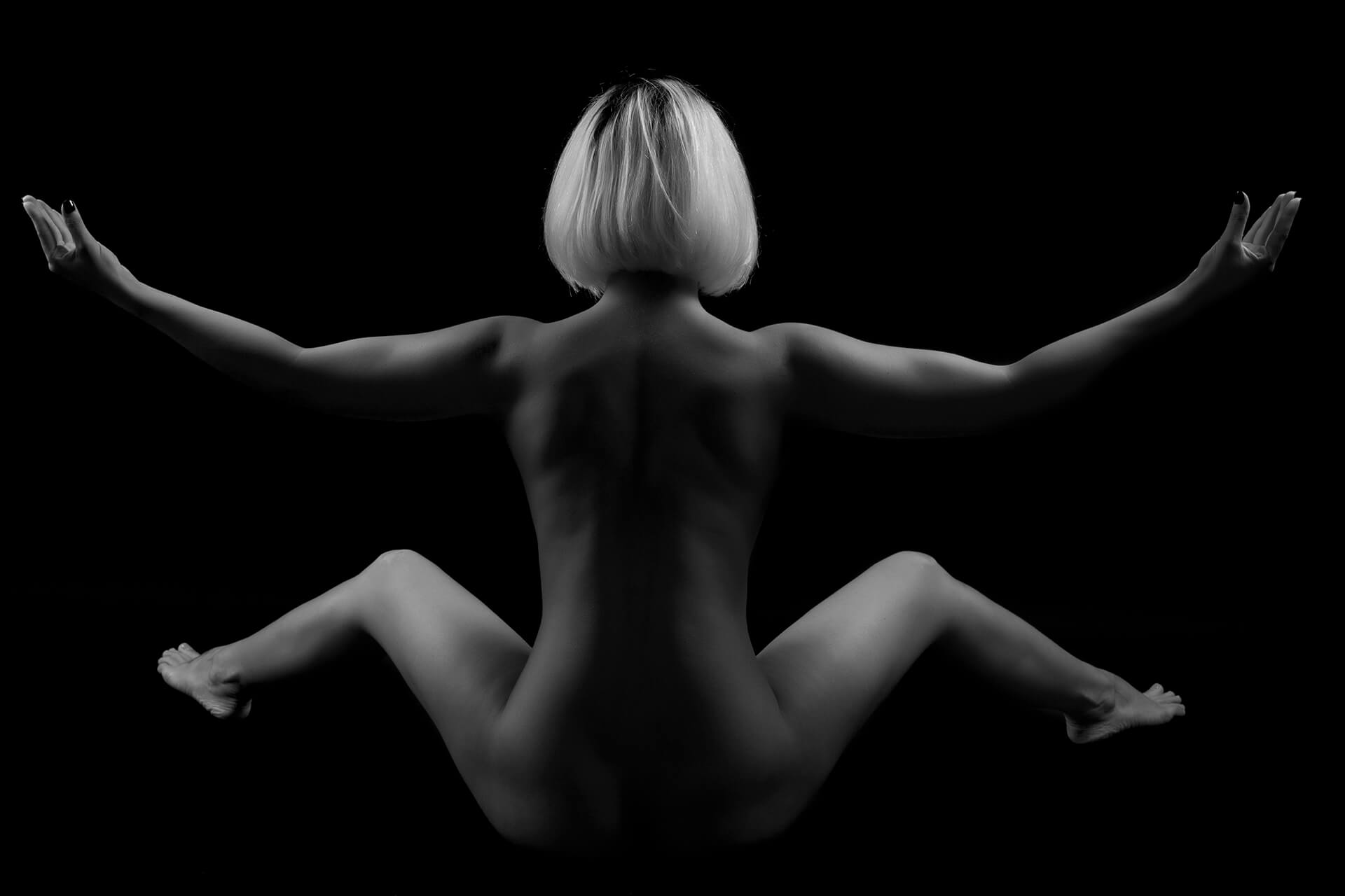 Compoziție simetrică fine art nude, fotografie artistică alb-negru cu iluminare din spate (backlight), studiu de geometrie umană în studio.